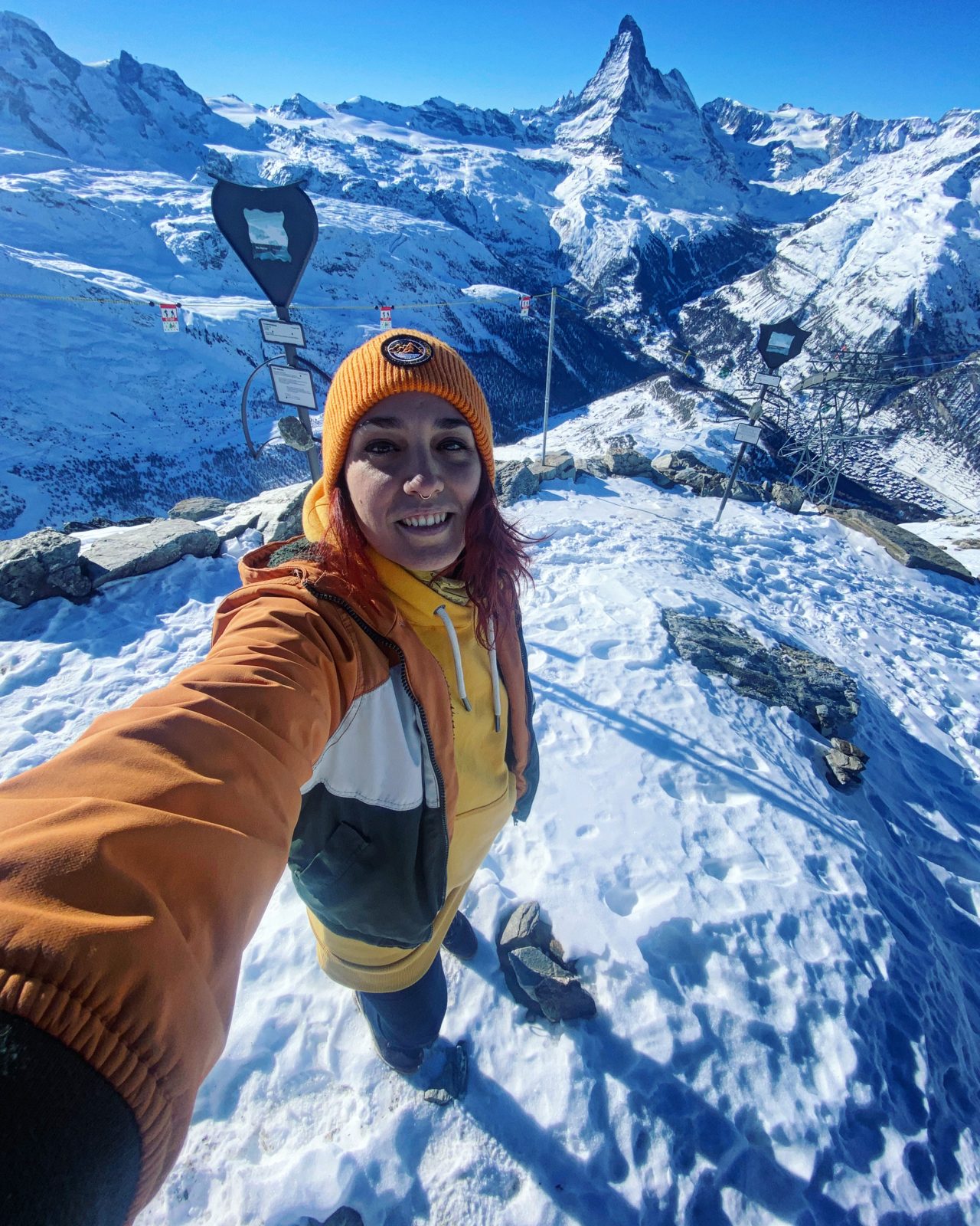 De viaje entre montañas nevadas