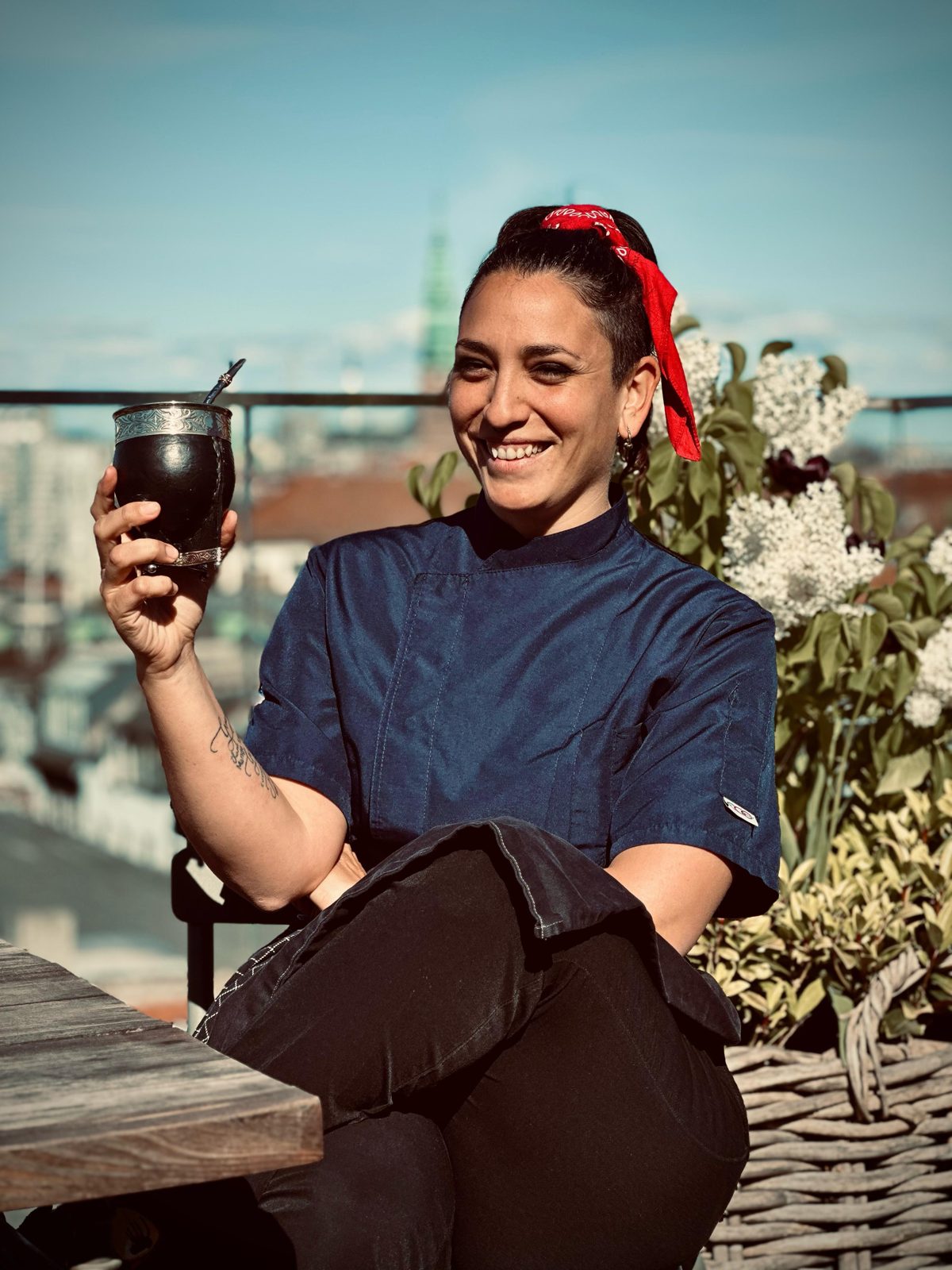 Retrato sonriendo con un mate